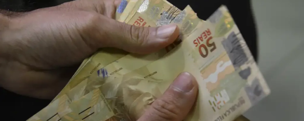 Seu salário pode atrasar? Feriado muda 5º dia útil em maio